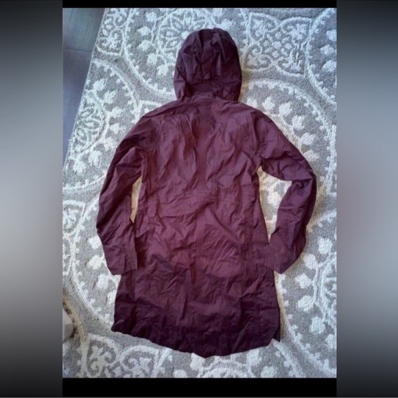 Lululemon right as rain jacket size 8 - Picture 4 of 12